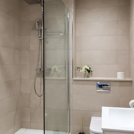 Apartment Grand - 2-bedrooms - Sleeps 6 Comfortably - Perfect For Families - Contractors - Professionals