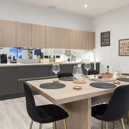 Apartment Grand - 2-bedrooms - Sleeps 6 Comfortably - Perfect For Families - Contractors - Professionals *