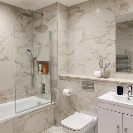 Apartment Grand - 2-bedrooms - Sleeps 6 Comfortably - Perfect For Families - Contractors - Professionals *