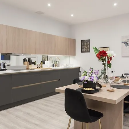 Grand - 2-bedrooms - Sleeps 6 Comfortably - Perfect For Families - Contractors - Professionals Apartment Leeds (West Yorkshire)