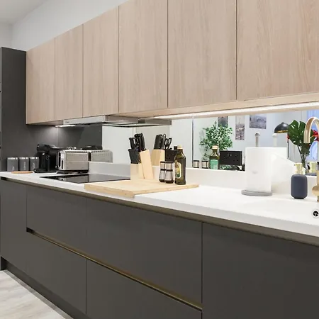 Apartment Grand - 2-bedrooms - Sleeps 6 Comfortably - Perfect For Families - Contractors - Professionals Leeds (West Yorkshire)