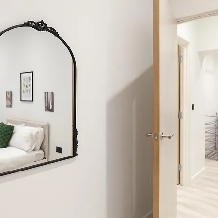 Apartment Grand - 2-bedrooms - Sleeps 6 Comfortably - Perfect For Families - Contractors - Professionals Leeds (West Yorkshire)