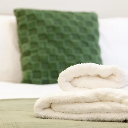 Apartment Grand - 2-bedrooms - Sleeps 6 Comfortably - Perfect For Families - Contractors - Professionals