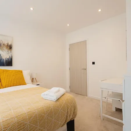 Grand - Perfect For Families - Contractors - Professionals * Leeds (West Yorkshire)