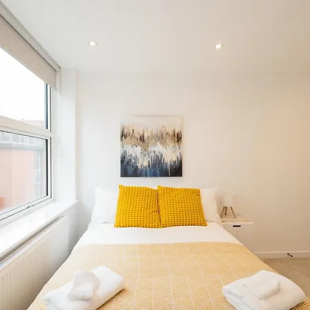 Grand - Perfect For Families - Contractors - Professionals * Leeds (West Yorkshire)