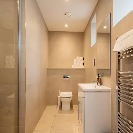 Grand - Perfect For Families - Contractors - Professionals * Leeds (West Yorkshire)